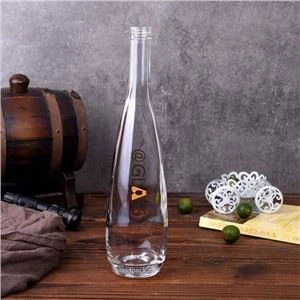 Buidéal uisce gloine le caipín scriú